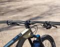 Cannondale Habit Carbon 1: Ein 800-Millimeter-Lenker ist für Frauen fast zu breit, hilft aber, die Masse dieses Bikes sicherer zu steuern.
