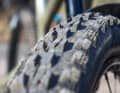 Cannondale Habit Carbon 1: Vorne ein 2,5 Zoll breiter Reifen, hinten 2,3 Zoll. Das Plus an Sicherheit ist auch ein Mehr an Gewicht bergauf.