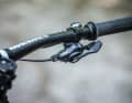 Shimano XT M8100: Die XT-Schalthebel sind ergonomisch geformt, zusätzlich gummiert und liegen sehr gut am Finger. Bis zu vier Gänge lassen sich auf einmal hoch- und zwei runterschalten. Das Schaltgefühl leidet etwas unter dem harten, schwer einschätzbaren Druckpunkt.