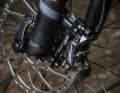 Statt der gruppenlosen MT520 Vierkolbenbremse gibt's am Stereo 120 sogar die richtige XT für beste Power und Ergonomie. Für ein Carbon-Bike unter 3000 Euro alles andere als selbstverständlich.