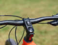 Cannondale Trail 2: Am Vorbau ist eine Smartphone Halterung integriert. Ein ab Werk verbauter Sensor im Vorderrad verwandelt jedes Smartphone in einen GPS-Tacho.
