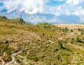 Meraner Land: Dolomiten und Stubaier Alpen vor Augen: Das milde Klima macht dasdiese Südtiroler Region schon im April zum perfekten Startplatz in die Bike-Saison.