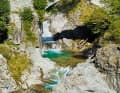Die uralte Steinbrücke in der Nähe des Grotto Dangri. In den prickelnd frischen Gumpen kann man baden – muss man aber nicht. Pflicht sind dagegen die leckeren Pizzoccheri im Grotto!