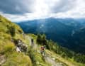 In die Bergflanke gezimmert: Der Singletrail zum Slatnik windet sich die Hänge hinauf wie eine Schlange durch den Sand.