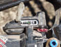 Steckverbindung: Über Micro-USB-Anschlüsse kann man Gabel und Dämpfer laden.