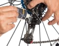 ANTRIEB: Das Bike knarzt beim Treten? Eine Ursache dafür kann die Schaltung sein. In der Regel reicht es aber aus, die Gelenke ein wenig zu ölen. Bei Sram-Type-2-Schaltwerken kann auch die Kupplung knarzen. Öl hilft. Wenden Sie sich sonst an Sram oder Ihren Händler. Wenn Sie die Kupplung selbst öffnen, verfällt die Garantie.