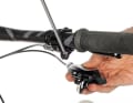1. Die Sram Matchmaker kombiniert an einer Schelle alle gängigen Sram-Trigger-Schalthebel mit Sram-Bremsgriffen. Ein Satz der aktuellen Matchmaker X kostet 55 Euro und kann sowohl links als auch rechts montiert werden. Zuerst schraubt man den Schalthebel von der Lenkerschelle. Danach entfernen Sie die Schelle vom Lenker.