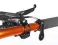 Super Dan's Tipp: Der Zug mechanisch absenkbarer Sattelstützen wie Specialized Command Post oder X-Fusion Hilo steht oft unschön vom Lenker weg. Er lässt sich an Sram-Bremsen aber besonders schick verlegen. Einfach eine Zugführung für den Rahmen auf die Lenkerschelle schrauben und den Zug der Sattelstütze einfädeln. Damit sitzt er sicher und kann nicht mehr nach oben abstehen.