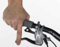 1. HEBELPOSITION SEITLICH EINSTELLEN: Für maximale Brems-Power rücken Sie die Bremsgriffe so weit nach innen, dass Sie die Hebel am äußeren Ende greifen. Viele Schalthebel lassen sich auch außerhalb der Bremsgriffe montieren.
