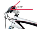 4. LENKERPOSITION FINDEN: Flat- und Riserbar-Lenker haben beide eine Biegung nach hinten. Diese liegt, je nach Hersteller, zwischen fünf und 16 Grad. Drehen Sie den Lenker so in Position, dass die Biegung circa 40-45 Grad nach hinten zeigt.