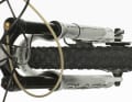 4. Der richtige Einbau: Zunächst müssen Sie das Laufrad richtig in die Ausfallenden von Gabel und Hinterbau einsetzen. Stellen Sie das Bike dazu nicht auf den Kopf und montieren Sie die Räder auch nicht, wenn das Bike im Montageständer hängt. Ist nämlich keine Last auf dem Bike, kann sich das Laufrad nicht optimal zentrieren und wird schief befestigt.
