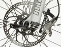 6. Drehen Sie die Kontermutter des Schnellspanners leicht fest. Drücken Sie den Schnellspanner nun Richtung Bike. Wenn Sie ihn mit eigener Kraft gerade eben geschlossen bekommen, hat er die richtige Spannung, um für genügend Steifigkeit zu sorgen. Er sollte sich aber immer ohne Hilfsmittel öffnen lassen. 7. Achten Sie darauf, dass der Schnellspannhebel nicht von Rahmen oder Gabel wegzeigt. In dieser Position können sich leicht Äste, Steine oder fremde Laufräder im Schnellspanner verhaken und ihn öffnen. Es besteht Unfallgefahr!