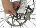 Richtig: Der Hebel liegt dicht am Gabelholm an und lässt sich dennoch bequem öffnen. Vorsicht: Warten Sie nach dem Biken, bis die Bremsscheiben abgekühlt sind, bevor Sie den Schnellspanner öffnen.