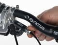 2. ZUGSPANNUNG Aktuelle Schaltwerke kommen ohne Zugspannschraube aus. Die einzige Möglichkeit zur Regulierung der Zugspannung sitzt am Schalthebel. Bei Schaltwerken mit normaler Schaltlogik (SRAM oder Shimano-“Top Normal”) erhöht ein Rausdrehen der Schraube die Zugspannung. Die Kette klettert leichter aufs nächstgrößere Ritzel.