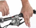 1. HEBELPOSITION UND GRIFFWEITE Wer ergonomisch greift, spart viel Kraft. Gerade auf langen Abfahrten ermüden die Hände langsamer, wenn die Griffweite stimmt. Fast alle V-Bremsen haben dafür eine Stellschraube. Mit einem Inbus-Schlüssel (Größe 2/2,5 oder 3) die Schraube so weit verdrehen, dass der Hebel kurz vor dem mittleren Fingergelenk steht.