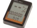 O-Synce Macro High X (109,90 Euro/41 Gramm/www.o-synce.com):

 Puristisch, einfach und vom Griff aus bedienbar: Der Macro High X vereint alle Bike-Funktionen mit Höhenmesser und Darstellung der Leistungsdaten. Das Top-Modell der Tacho-Serie von O-Synce fällt durch seine Drei-Tasten-Fernbedienung auf. Ohne die Hand vom Griff zu nehmen, lassen sich die unteren beiden Zeilen durchschalten. Am Computer kann man die Funktionen individuell belegen. Zusätzlich misst der O-Synce-Computer die Temperatur. Beispielsweise über die Trainingslab-Software lassen sich die Daten am PC auslesen. Der Speicher reicht für 200 Trainingsstunden. Für sehr genaue und detaillierte Analysen der Trainings- und Leistungsdaten ist das Fünf-Sekunden- Speicherintervall allerdings zu groß.
