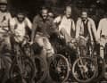 Die wilde Gang vom Mount Tamalpais: Joe Breeze (2. v. r.), Gary Fisher und Charlie Kelly (3. u. 4. v. r.) gelten als die Erfinder des Mountainbike-Sports. Das Entwicklungslabor der ersten Bikes war die Schotterpiste des Repack.