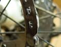 Der Bremsentest in BIKE stellt hohe Anforderungen ans Material und geht bewusst bis in den Grenzbereich. Auch wenn wohl die wenigsten Nutzer ihre Bremsen im Laufe eines Produktlebens ans Limit führen, können besonders harte aber durchaus realistische Belastungen nicht ausgeschlossen werden. Die Fälle von Bikern aus der Praxis (Bild 1 ...