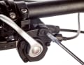 An der Unterseite aktueller Shimano-Schalthebel befindet sich der sogenannte Modus-Wandler. Je nach Art der Kurbel sollte er auf 2- oder 3-fach eingestellt sein.