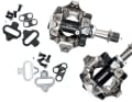 PEDALE WARTEN

 INFOS 1. Für Shimano-Mountainbike-Pedale gibt es zwei verschiedene Arten von Cleats. Die schwarzen SH51-Cleats verfügen über einen Einfach-Ausstieg. Das heißt: Das Pedal löst nur durch Drehen der Ferse zur Seite aus.

 2. Die silberne Variante mit der Bezeichnung SH56 verfügt über einen Mehrfach-Ausstieg. So lässt sich das Pedal auch über eine Drehung der Ferse nach oben auslösen.

 3. Die Gewinde der beiden Pedale sind nicht gleich. Ein Linksgewinde auf der linken und ein Rechtsgewinde auf der rechten Seite verhindern, dass sich die Pedale beim Treten selbstständig lösen.

 4. Vorsicht beim Einschrauben: Welches Pedal auf welche Kurbelseite montiert wird, steht auf dem Pedalkörper. Im Zweifel muss die Schraube zur Einstellung der Auslösehärte immer nach hinten zeigen.

 5. In welche Richtung sich die Achse vom Pedal zum Service lösen lässt, zeigt ein kleiner Pfeil auf der Außenseite des Pedalkörpers.