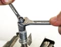 Nachdem Sie die Achse gesäubert haben, können Sie das Lagerspiel mit 10er- und 7er-Maulschlüssel oder dem Shimano-Konuswerkzeug neu einstellen.
