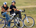 Im Jahr 2006, der Freeride-Sport war gerade am aufflammen, reisten der 17-jährige Andreu (li.) und sein älterer Bruder Lluis (re.) zu ihren ersten internationalen Wettkämpfen nach Österreich. Davor starteten die Brüder nur bei Downhill-Rennen. Bei seinem Slopestyle-Einstand wirbelte Andreu, der No-Name aus Barcelona, der Konkurrenz mit atemberaubenden Stunts und aggressivem Fahrstil um die Ohren. Die Fans waren begeistert. Bike-Firmen zogen Andreu angeblich noch während des Adidas-Slopestyle-Events zur Seite, um mit ihm Sponsorenverträge auszuhandeln.