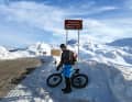 Zum Glück war die Straße hinauf zum Penserjoch geräumt. Es folgten 30 Kilometer Vollgas durch den Eiswind.