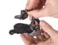Anzeige abbauen
Eine gemeinsame Schelle für Schalthebel und Bremse à la SRAM gibt es bei Shimano derzeit nicht. Wenn man jedoch die Ganganzeige vom Shifter abmontiert, kann man den Hebel auf beide Seiten des Bremsgriffs montieren. Mit Anzeige passt der Shifter nur innerhalb des Bremsgriffes an den Lenker.