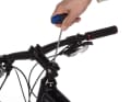Wenn der Steuersatz trotz perfekter Einstellung einrastet oder Geräusche von sich gibt, ist spätestens ein Service fällig. Spannen Sie dazu das Bike in einen Montage- Ständer und nehmen Sie das Vorderrad heraus. Anschließend öffnen Sie die Ahead-Schraube mit einem Inbus-Schlüssel. Nehmen Sie die Abdeckkappe ab.