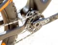 Alle Scott-Plus-Bikes sind auch mit einem Umwerfer kompatibel und ermöglichen eine Zweifach-Kurbel. Dafür wächst die Kettenstrebenlänge beim Genius auf 445 und beim LT auf 448 Millimeter.