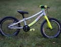 Schicker Flitzer: Das 16-Zoll-Modell Supurb BO16 ist nicht nur Schein, sondern auch Sein – ein echtes, kleines Mountainbike für Drei- bis Fünfjährige.
