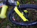 Bunter Klebespaß: Das Design des Bikes kann der Nachwuchs dank Stickerbogen selbst bestimmen. Na ja, in diesem Fall hatte der Papa auch seinen Spaß.