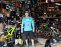 Hans Rey in seiner Garage in Laguna Beach.