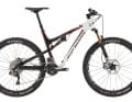 Rocky Mountain Thunderbolt 799 MSL: 12000 Euro Schon sein Vorgänger zählte zu den teuersten Bikes der Welt – ja es galt im Jahr 2015 sogar als das kostspieligste Rocky Mountain aller Zeiten. Auch das neue Modell hat wieder einiges zu bieten: Das vollgefederte All Mountain hat jeweils 120 Millimeter Federweg und sein Carbonrahmen bringt dank Smoothwall-Technologie leichte 2350 Gramm auf die Waage. Shimanos XTR-Di2-Schaltung treibt den Preis wohl nochmal in die Höhe, wodurch das Rocky Mountain Thunderbolt auf einen stolzen Preis von 12000 Euro kommt.