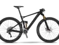 BMC Fourstroke 01 XTR Di2: 11499 Euro Das BMC Fourstroke ist ein richtiges Wettkampfgerät: 29er-Laufräder, die 29er-Rahmengeometrie, die APS-Federung und eine hohe Rahmensteifigkeit verleihen dem Fully Stabilität, Sicherheit und Schnelligkeit. Der leichte Carbonrahmen macht das BMC Fourstroke zu einer echten Rennmaschine. An neuester Technik fehlt es diesem Bike auch nicht: Die elektronische Shimano XTR Di2 mit 2x11-Antrieb sorgt für nahtlose Schaltvorgänge und ideal abgestufte Übersetzungen. Das Fourstroke ist übrigens eines der wenigen Bikes, das auf Weltcup-Level eingesetzt wird – und das erfolgreich!