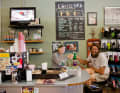 Der Chile Pepper Bike Shop im Ort beschleunigt den Puls mit Tuning-Teilen und Koffein.