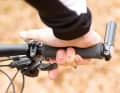 Dank 2-Way-Release kann man bei Shimano sowohl mit dem Daumen als auch mit dem Zeigefinger runterschalten. Das ist schneller und für viele Biker intuitiver.
