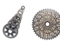 An der neuen Shimano XTR-11fach-Kassette (links) erkennt man, welcher Aufwand betrieben wird, um das Gewicht niedrig zu halten: Die größten sechs Ritzel bestehen aus Titan, paarweise auf Carbon Spidern fixiert. Kaum weniger bestimmt geht Sram bei ihren Top-Gruppen vor und fräst wahre Kunstwerke aus einem Stahlblock.