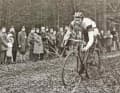 Vollgas in Schlamm und Staub: Wolfgang Renner schaffte es in die Top-Liga der Radcrosser. Ein Unfall im Porsche beendete jäh die Karriere. Renner versuchte ein Comeback und wurde bei der WM in Prag Dritter. Fast hätte es zum Sieg gereicht, doch zwei Platten warfen ihn zurück. Der Schmerz in der Hüfte, eine Folge des Unfalls, blieb trotz Physiotherapie unerträglich. Entnervt zog Renner schließlich einen Schlussstrich unter seine Radsport-Karriere.