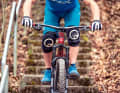 Action Dein Po schwebt nun hinter dem Sattel (siehe Bild). Die Beine und Arme bleiben jedoch leicht gebeugt. Das ist wichtig, denn nur so kannst Du die Schläge abfedern und behältst die Kontrolle über Dein Bike. Wichtig: Lenker gerade halten.