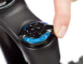 Dämpfung auf Damit das Setup nicht durch die Dämpfung beeinflusst wird, sollte man die Druck- und Zugstufe an Gabel und Dämpfer ganz öffnen. Die blauen Verstellknöpfe sind normalerweise für die Druckstufe, die roten für die Zugstufe zuständig.