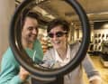 Schließt die neue Brille auch wirklich winddicht ab? In der Bike Town Bocholt kann man das jetzt testen.