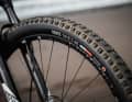 Bei allen YT Jeffsy-Modellen kommen die Onza Ibex-Reifen in 2,4 Zoll zum Einsatz. Die FRC-Karkasse verspricht ausreichend Pannenschutz. Wer aus dem Jeffsy ein schnelles Tourenbike machen will, sollte aber wechseln, denn der Rollwiderstand ist nicht gerade niedrig.