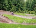 Kurven als sprudelnde Quelle von Lebensenergie: Vali Höll holt sich auf der Pro-Line in Hinterglemm die tägliche Dosis Fahrtwind.