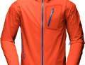 Die Regenjacke wurde komplett neu designt. Anstatt der bisherigen Paclite Shell verwenden die Norweger nun ihre Eigenmembran dri1, um vor Wasser und Wind zu schützen. Die Reißverschlüsse der 2,5 Lagenjacke Fjørå dri1 Jacket sind wasserresistent. Reflektoren an den Armen und den Seitenpartien sorgen für bessere Sichtbarkeit, lange Belüftungsöffnungen für angenemes Klima. Preis: 249,00 Euro.