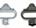 Shimano bietet zwei verschiedene Cleats an. Das schwarze Modell (SM-SH51) löst nur bei seitlicher Drehung aus. Die SM-SH56-Cleats lösen auch nach oben aus und sind besonders für Einsteiger interessant.