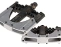 Crank Brothers 5050 2

www.crankbrothers.com

 Preis: 69,99 Euro – Gewicht*: 482 Gramm – Maße: 97x96x19 mm

 5050, halb Kunststoff, halb Alu. Der Klassiker aus dem Crank-Brothers-Programm setzt sich aus zwei verschraubten Teilen zusammen und bietet eine große, ebene Standfläche. Zehn Pins pro Seite lassen sich mit einem Innensechskant in der Höhe verstellen. Das verbessert den Grip nochmals leicht. Allerdings setzt sich der Innensechskant schnell zu, und die Pins machen sich ohne zusätzliche Schraubensicherung schon mal selbstständig. Praktisch: An der Pedalaußenseite verstecken sich jeweils zwei Ersatz-Pins – nur für den Fall der Fälle.

Fazit: schweres Pedal mit fetter Standfläche. Nur mäßiger Grip.

Grip 3 von 6 Punkten

Standfläche 5 von 6 Punkten