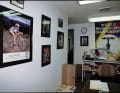 Das Büro vom Chef: Links an der Wand ein Foto von Teamfahrerin und Cross-Country-Weltmeisterin Julie Furtado (auf Yeti C26!). Rechts ein Original-Banner der ersten Mountainbike-WM, die 1990 am damaligen Yeti-Standort Durango ausgetragen wurde.