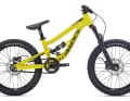 Das 20-Zoll-Modell kommt mit hochwertigen Luftfederelementen und kostet 1699 Euro. Da der Bikepark das Haupteinsatzgebiet sein wird, hat man der Einfachheit und des Preises halber auf Gänge verzichtet.