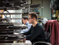 Bevor ein neues Teil in Produktion geht, steht zuerst viel Arbeit am Rechner an. Die Entwicklung sämtlicher Produkte findet bei Bike Ahead Composites mit modernster CAD-Technik statt. Mit Hilfe der Planungs-Software Solidworks können die Ideen der Entwickler in 3D-Modelle umgesetzt werden. Faserstärke und -ausrichtung, sowie die Anordnung der einzelnen Matten, das alles wird im CAD-Programm optimiert.